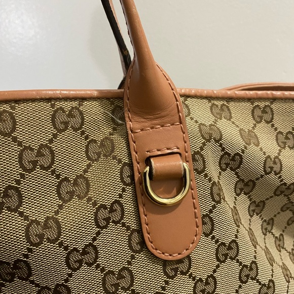 Gucci tote ❤️- signs of wear is visible on the straps and also on the 4 corners - Picture 14 of 17